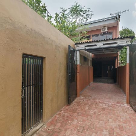 Hotel Reddoorz Syariah Near Siloam Hospitals Bulak Kapal Bekasi Exterior foto